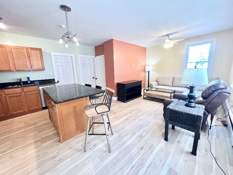 Building Photo - 81-83 America St