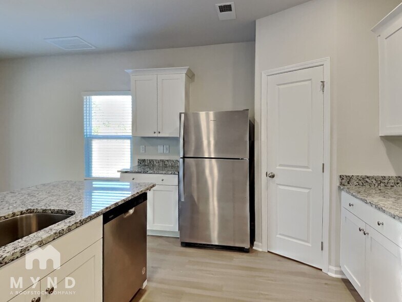 Building Photo - 160 New Villas St