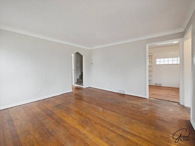 Building Photo - 3 bedroom  1.5 bath bungalow - $1200