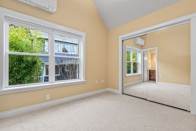 Building Photo - Quintessential West Seattle Townhome with Air Conditioning