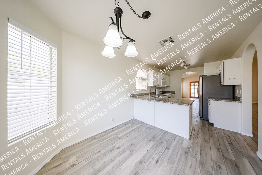 Building Photo - 2454 E Orchid Ln