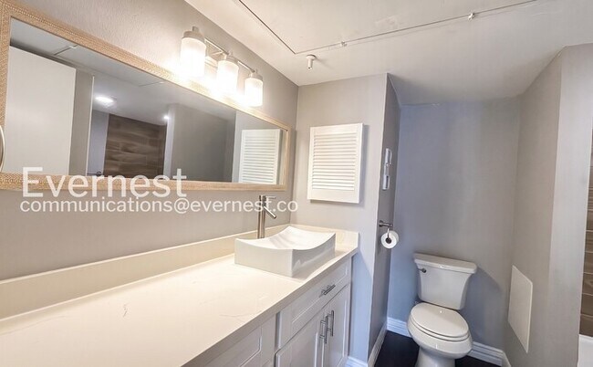 Building Photo - 2 Bed/2 Bath Condo with Modern Amenities / Available Now!