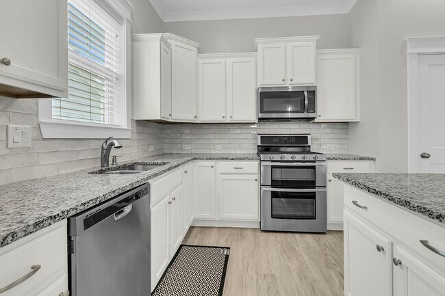 Building Photo - Newly Refreshed Single Story Home in Carol...