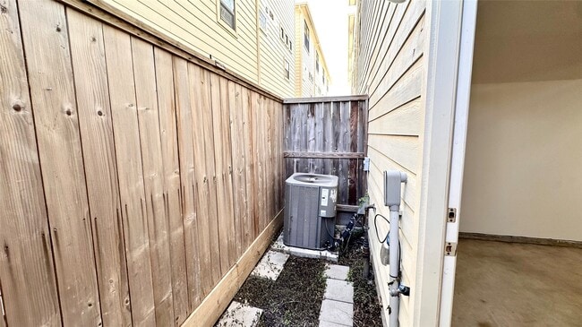 Building Photo - 2710 Hullsmith Dr