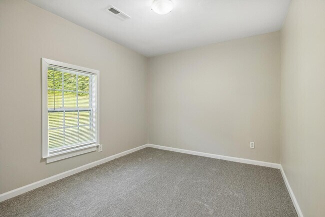 Building Photo - 2323 Spring Creek Rd