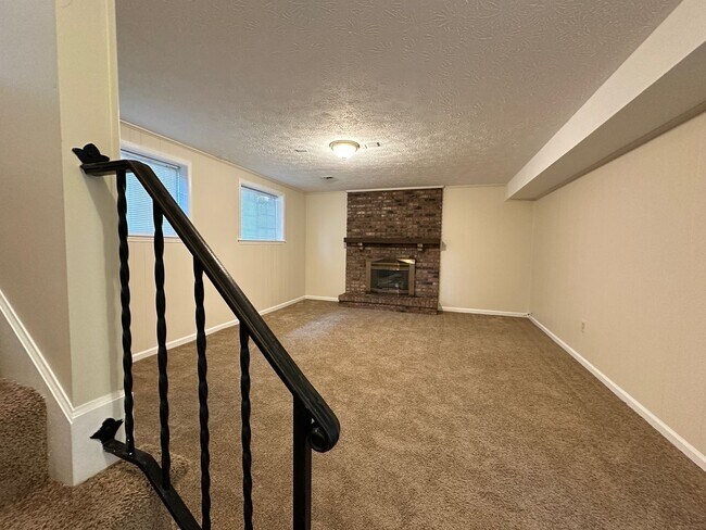 Building Photo - Beautiful House in Tates Creek! 3 BR, 2.5 ...