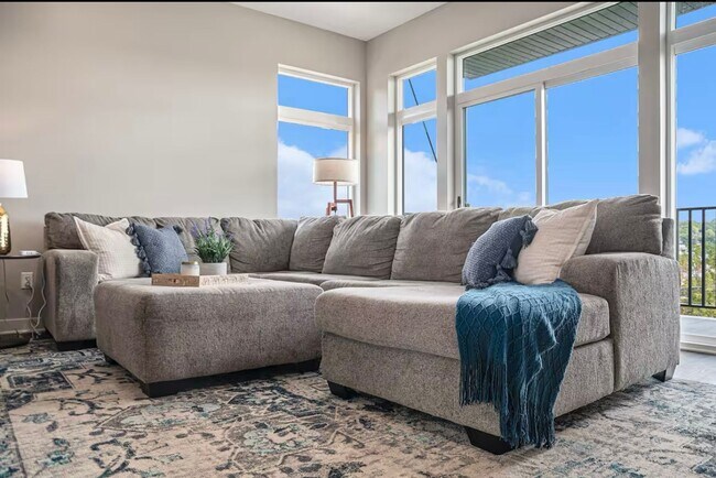 Building Photo - Fully Furnished 2 Master Suites | Luxe Tow...