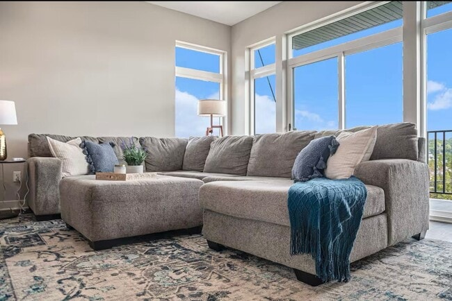 Building Photo - Fully Furnished 2 Master Suites | Luxe Townhome Near UNMC