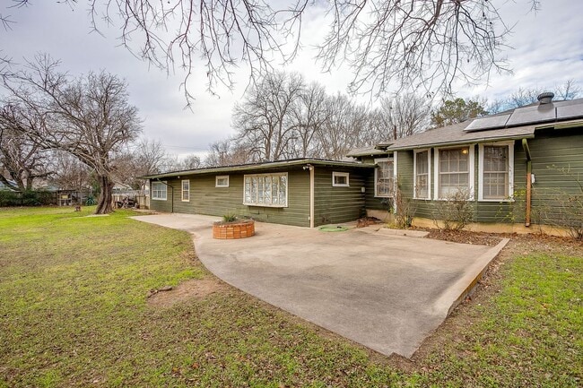 Building Photo - Amazing Historic 1940's Home in Original Cleburne- 4 Bed- 3 Bath w/ Multiple Living Areas- 76033