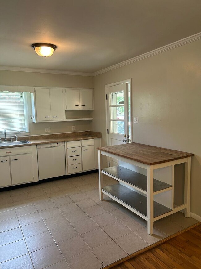 Building Photo - AVAILABLE MID-JUNE!