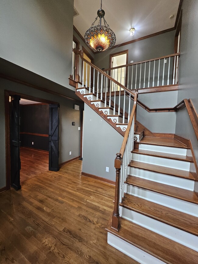 Building Photo - 402 E Raintree Ln