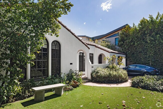 Building Photo - 822 - 824 N Stanley Ave