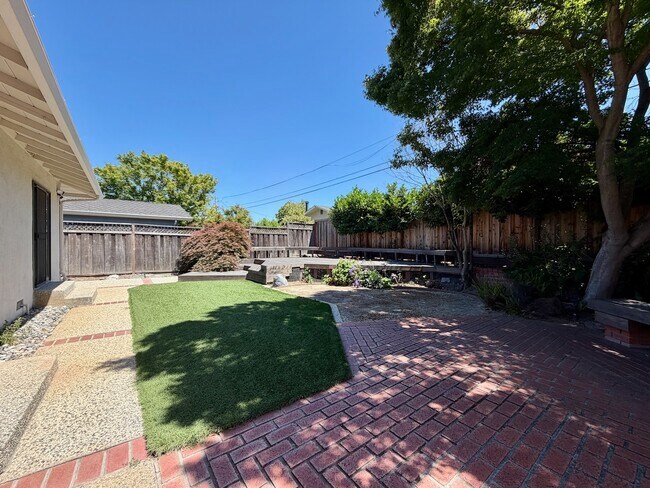 Building Photo - 832 Cathedral Dr