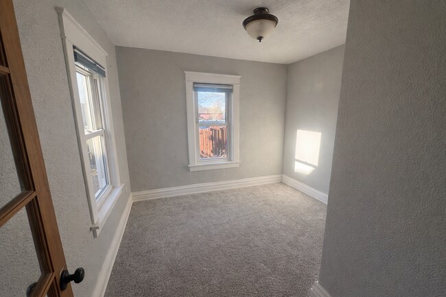 Building Photo - 146 6th St