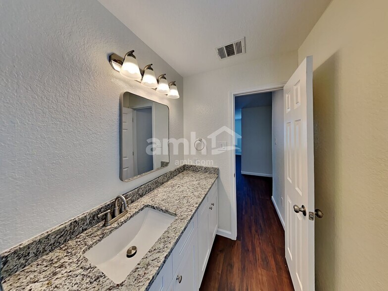 Building Photo - 144 Cenizo Spring