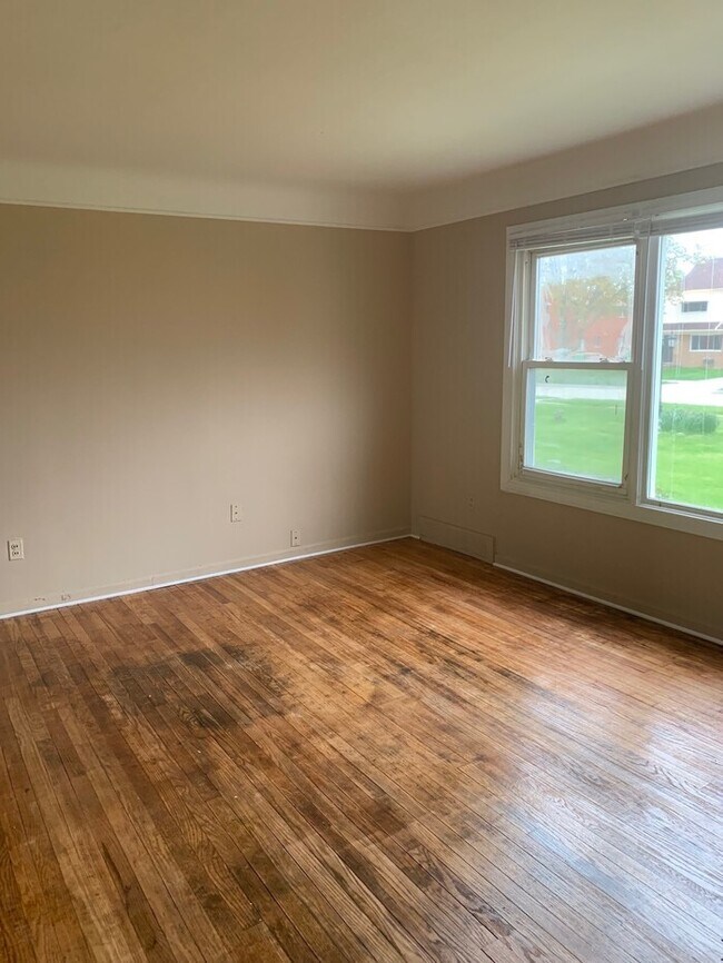 Building Photo - HUGE Updated Apartment with hardwood floors