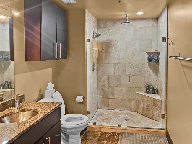 Building Photo - Modern Downtown Condo with Stunning City V...