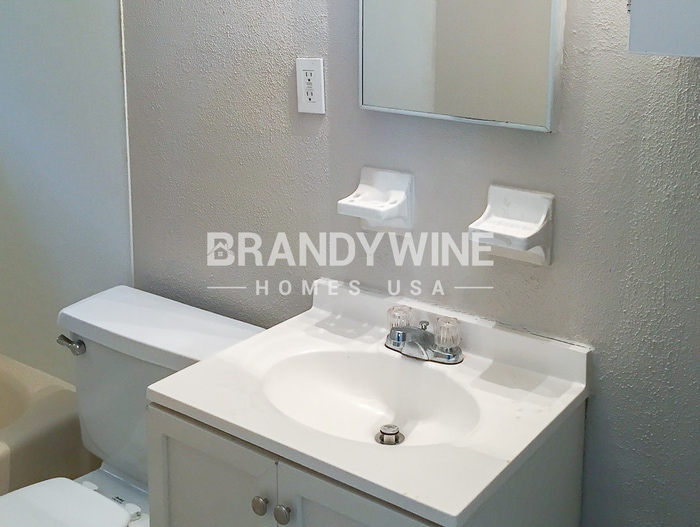 Building Photo - 10112 N Lantana Ave