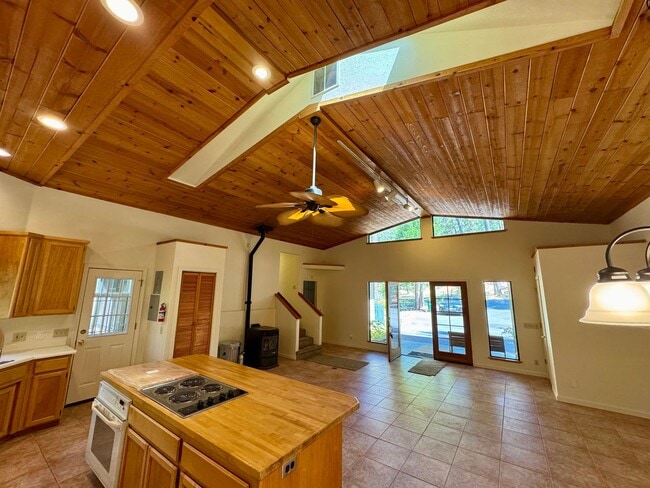 Building Photo - Spacious 3-bedroom, 2-bath multi-family home