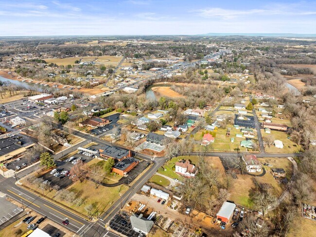 Building Photo - LUXURY Townhome in Winchester....