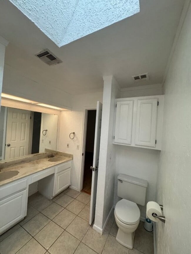 Building Photo - 3 bedroom, 2 bath 2 car garage home for re...