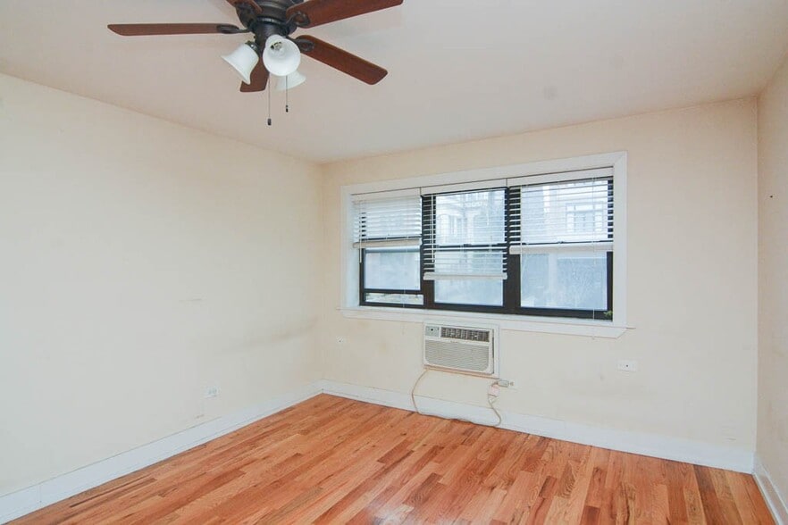 Building Photo - 675 W Wrightwood Ave