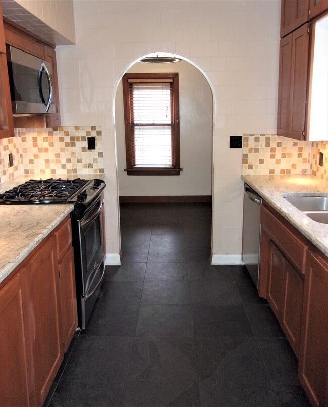 Building Photo - 3 BED 1 BATH TUDOR COTTAGE LAS VEGAS ADDIT...