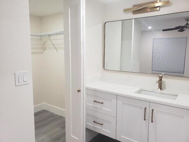 Building Photo - 829 Camino Rd