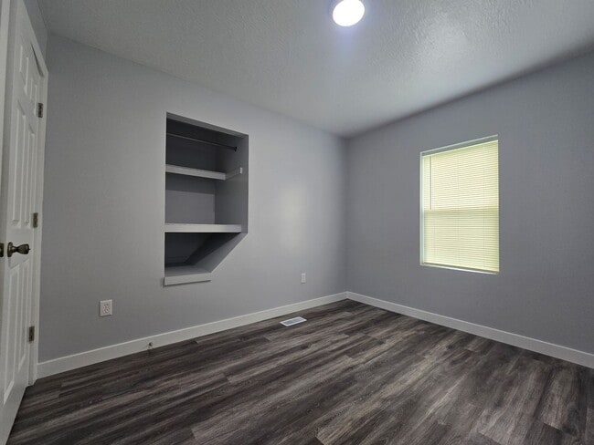 Building Photo - Beautifully Updated 2 bedroom 1 bathroom 776 sq ft home