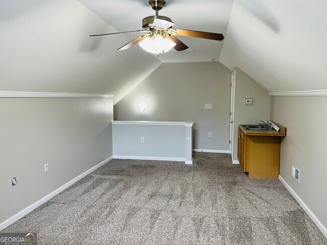 Building Photo - 5750 Crest Hill Dr NE