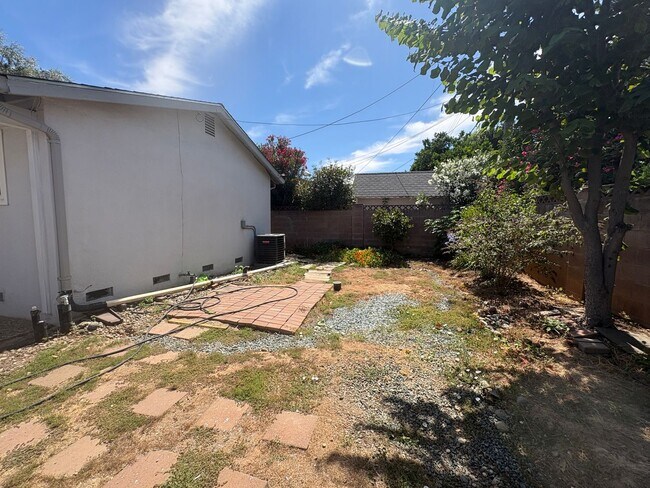 Building Photo - 3046 Notre Dame Dr