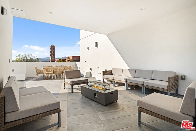 Building Photo - 164 Chestnut St