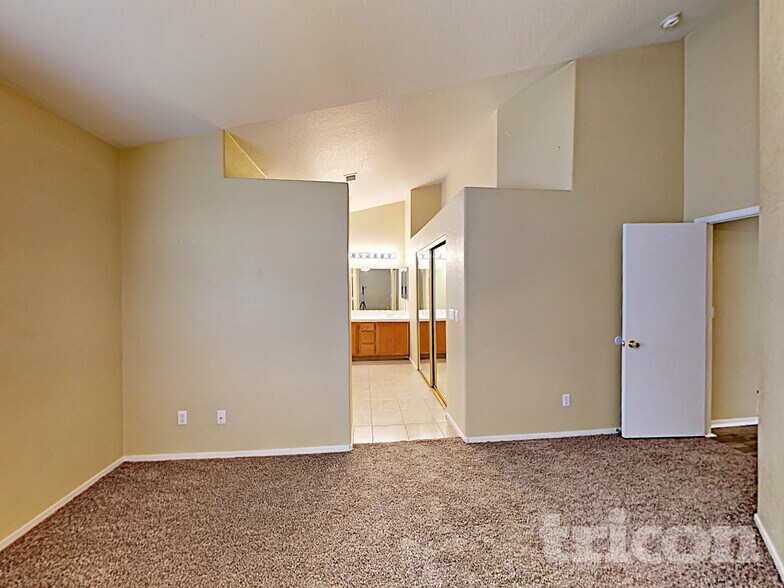 Building Photo - 610 Largo Azul Ave