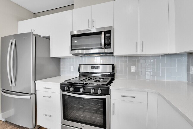 Building Photo - $1,695 - 1 Bed, 1 Bath Condo with In Unit Laundry in Secured Building!