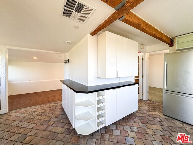 Building Photo - 3050 Knob Dr