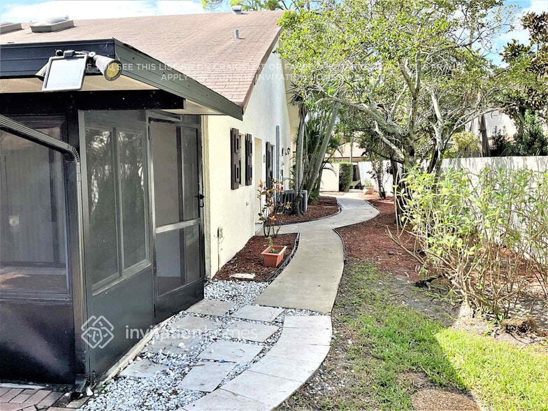 Building Photo - 2703 SW 5th St