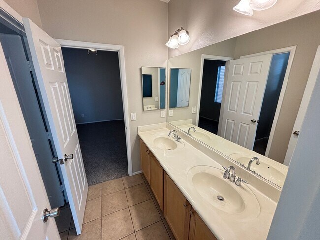 Building Photo - Gorgeous 6Bed/5Bath/4Car, 2-Story Home located in the Mountains Edge