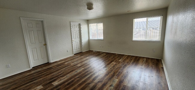 Building Photo - 735 NE Negus Pl