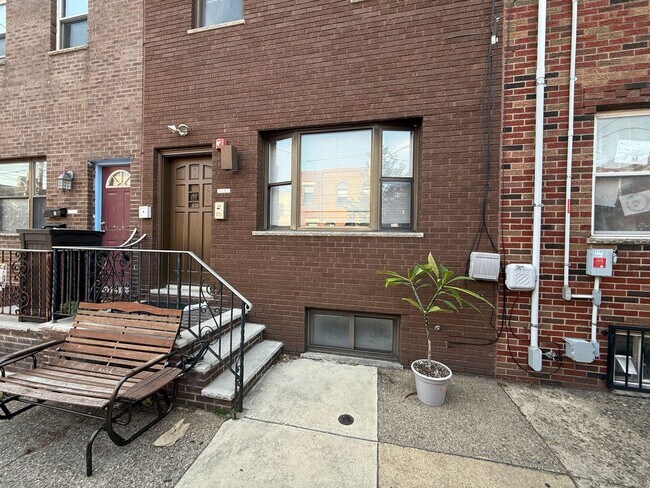 Building Photo - Newly Renovated Triplex East Passyunk