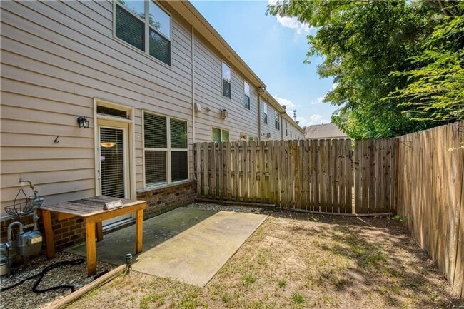 Building Photo - 2249 Knoxhill View