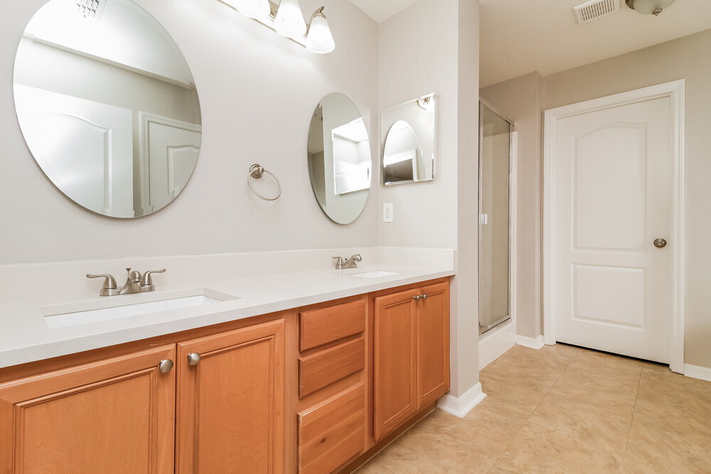 Building Photo - 1923 Southern Oak Loop