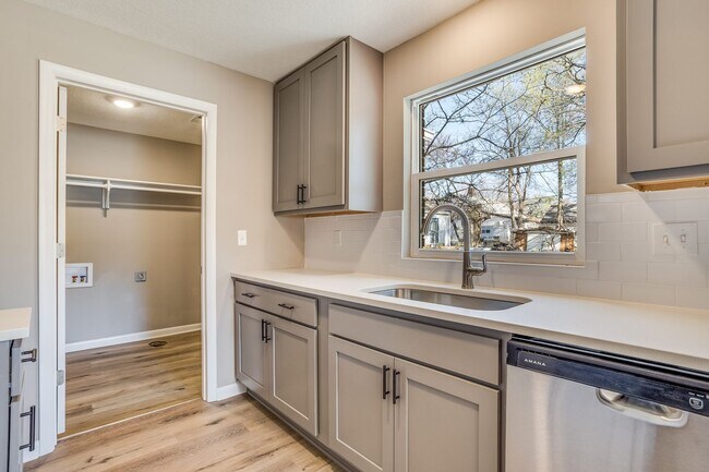 Building Photo - Perfect 2 Bed 1 Bath