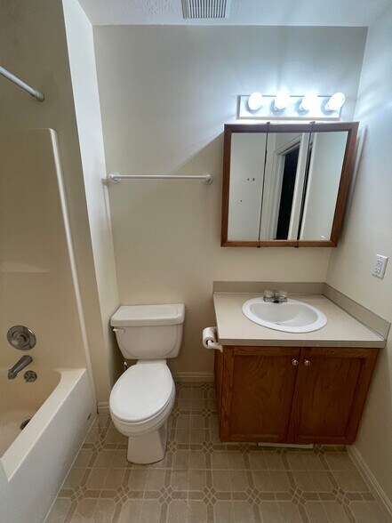 Building Photo - 1545 Talon Dr