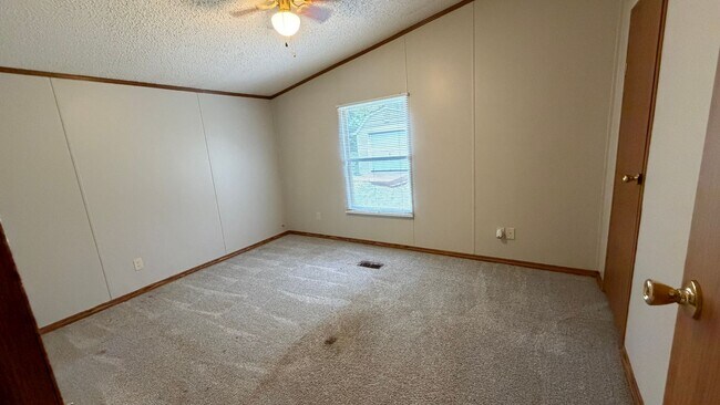 Building Photo - 121 Rainwood Dr