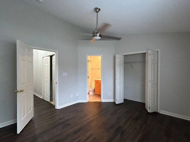 Building Photo - Amazing 2 bedroom 2.5 bathroom townhouse in NW Greensboro Keswick Place. Lawn care included.