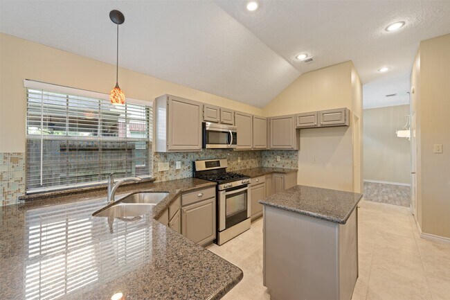 Building Photo - 211 Scarlet Maple Dr