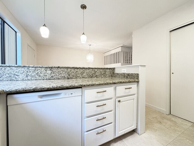 Building Photo - Pet Friendly Hawaii Kai Townhouse with A/C