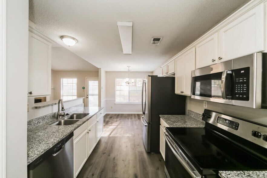 Building Photo - 165 Garden View Dr