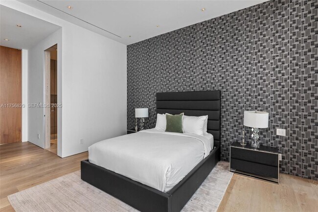 Building Photo - 825 E Dilido Dr