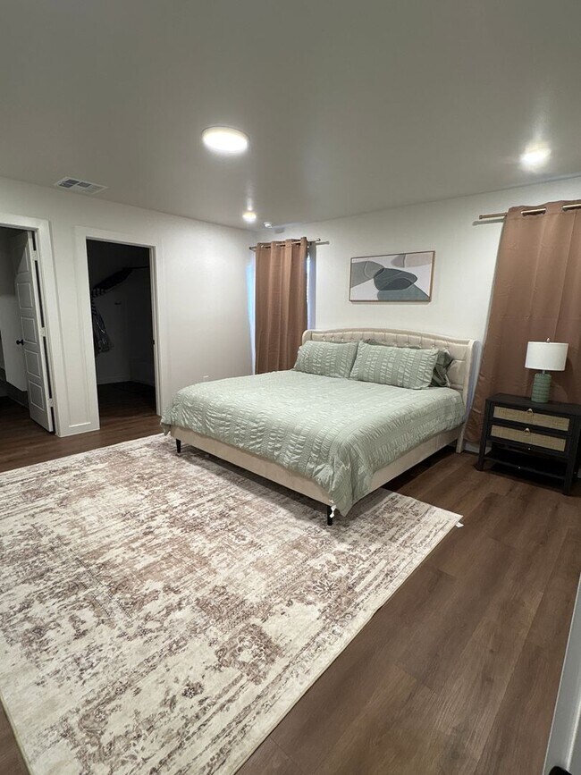 Building Photo - A Favorite in Willowbend!